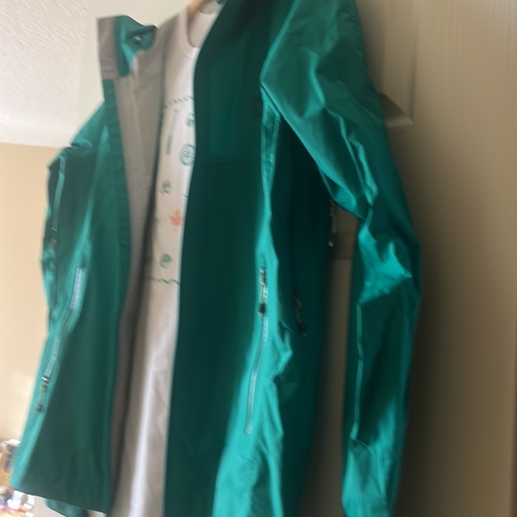 MEC windbreaker/ shell & t-shirt combo - Picture 12 of 17